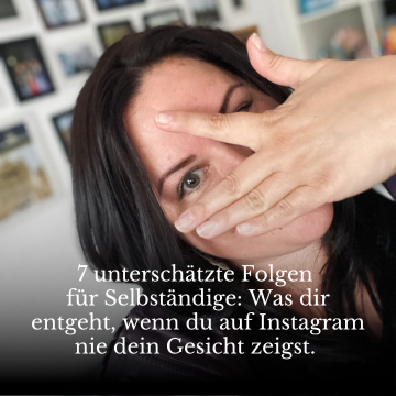 Frau hält sich mit einer Hand die Augen zu und blickt neugierig zwischen zwei Fingern hindurch