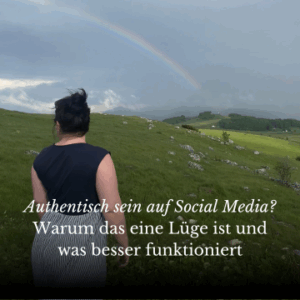Frau blickt auf Landschaft mit Regenbogen