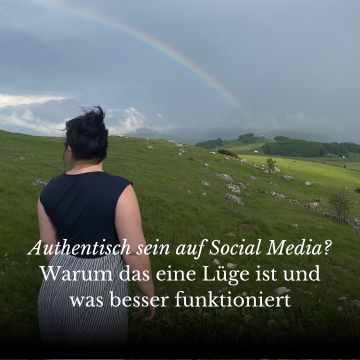 Frau blickt auf Landschaft mit Regenbogen