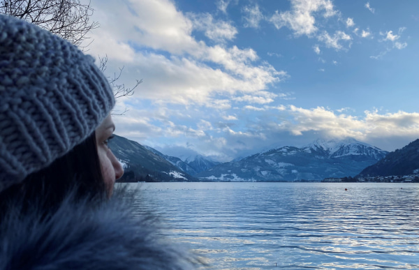 Winterlandschaft Frau blickt auf See