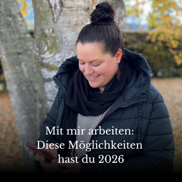 Bild von Frau mit Handy vor Baum